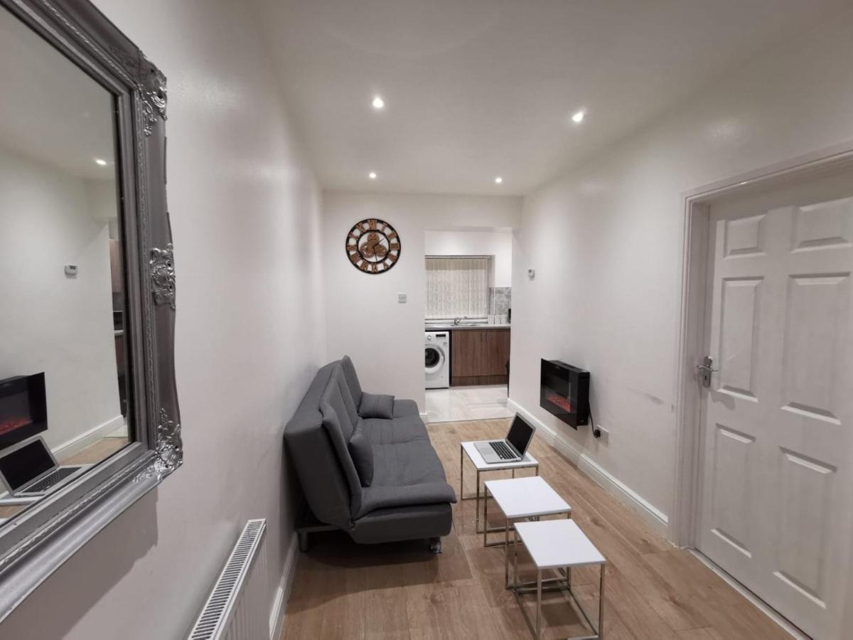 Three Bedroom Modern Apartment By Luton Airport And Luton Station Exterior foto
